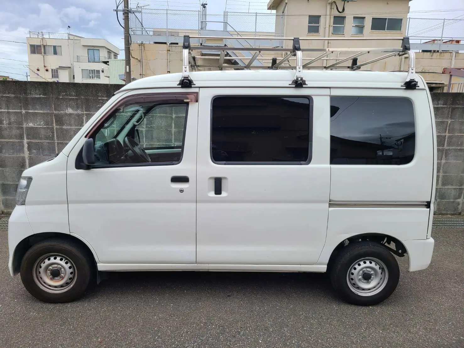 回収に伺う車のイメージ